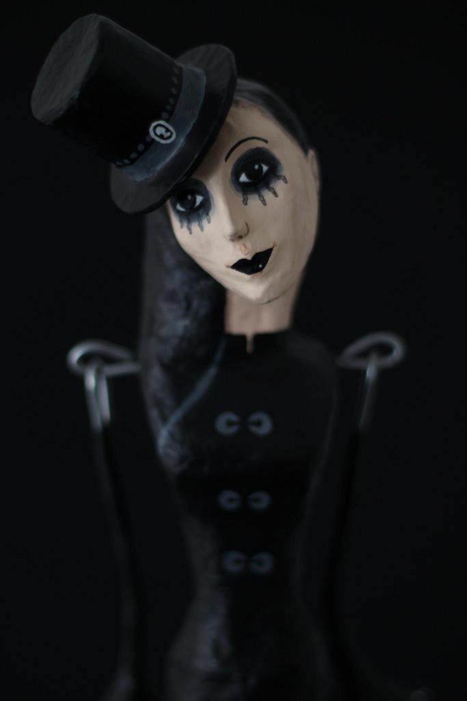 gustavomache's tweet photo. My papermache gothic dolls.......#gothic #amsterdam #dolls #berlin #giftsideas #gifts http://t.co/rtiNkDDDZO