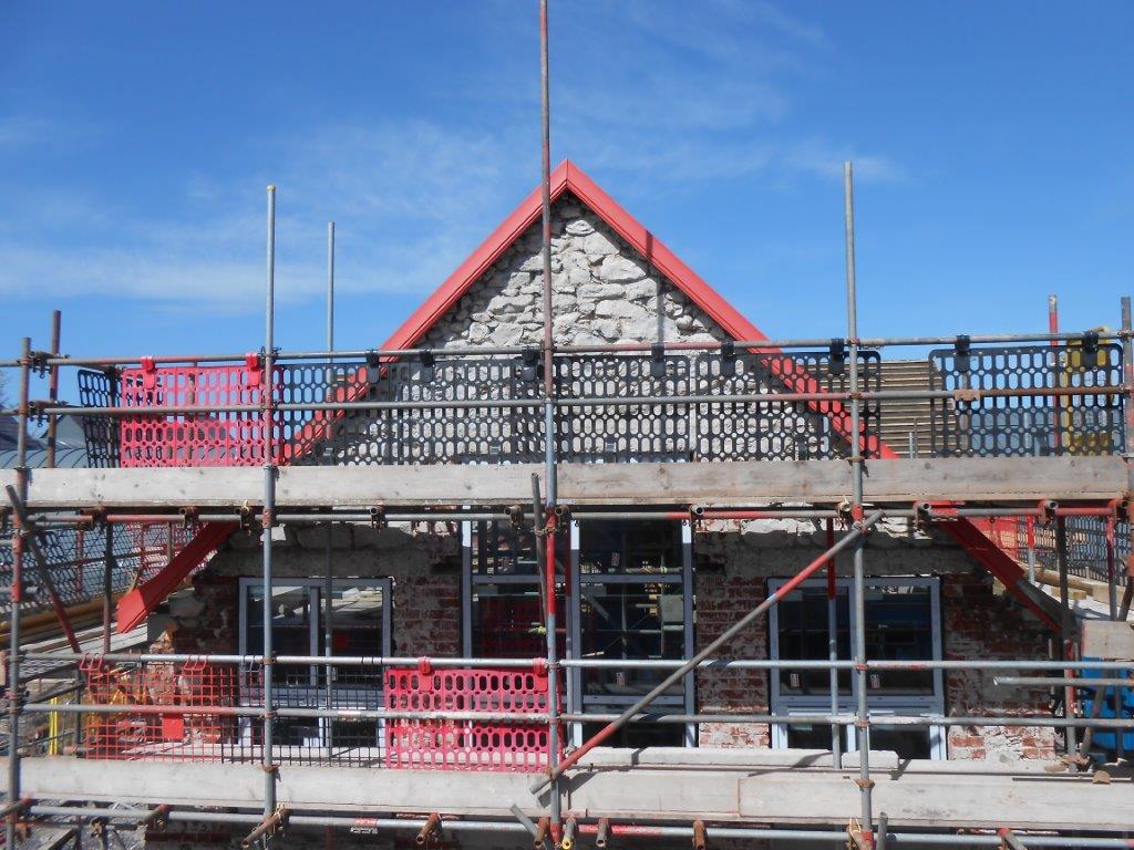 WJ_GroeslonC's tweet photo. Mae gwaith adnewyddu rhan bresennol yr adeilad yn parhau. http://t.co/xbhJ576taQ