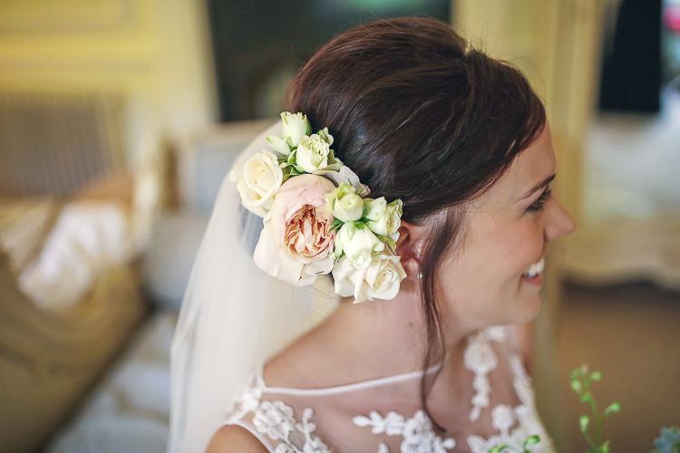 The florals at this wedding were so very pretty // whimsicalwonderlandweddings.com/2015/05/pretty… images by <a href="/HelenRusselltog/">Helen Little</a>