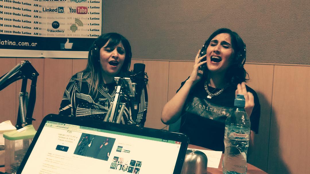 transbaires's tweet photo. Cantan en vivo @Sista_Lo y @soniarolon en #transnochebaires por @radioam1010 adelantando #entreamigas http://t.co/aVOkMdFesk