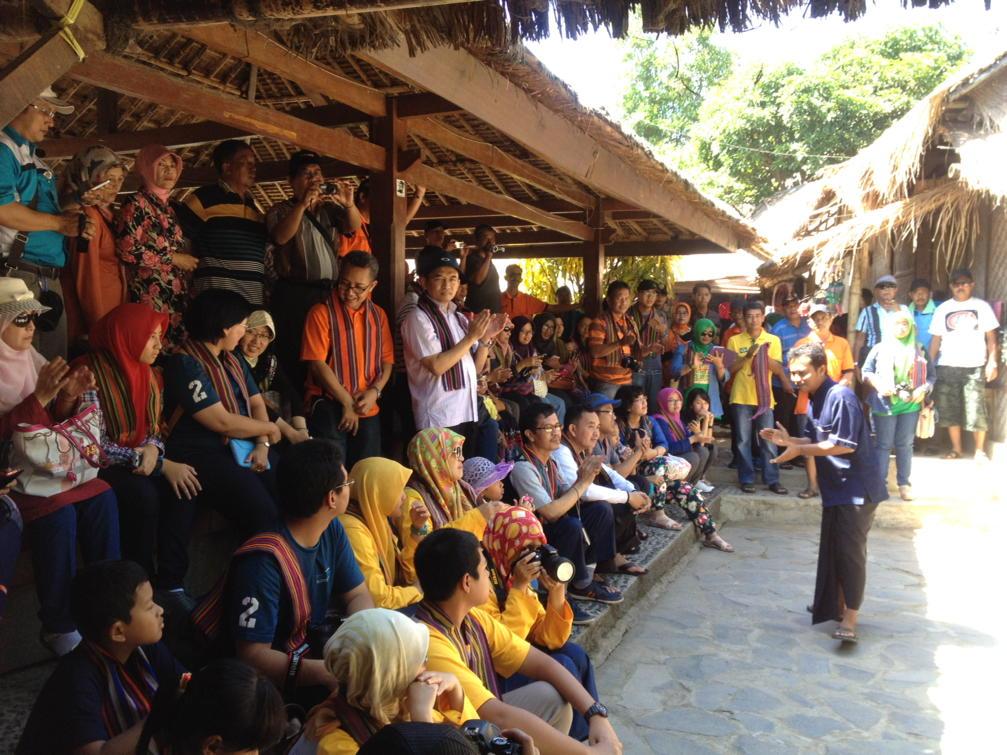 SelaparangTours's tweet photo. Day-1, Desa Adat Sade. #TripFKUB88 http://t.co/gtdismJnAZ