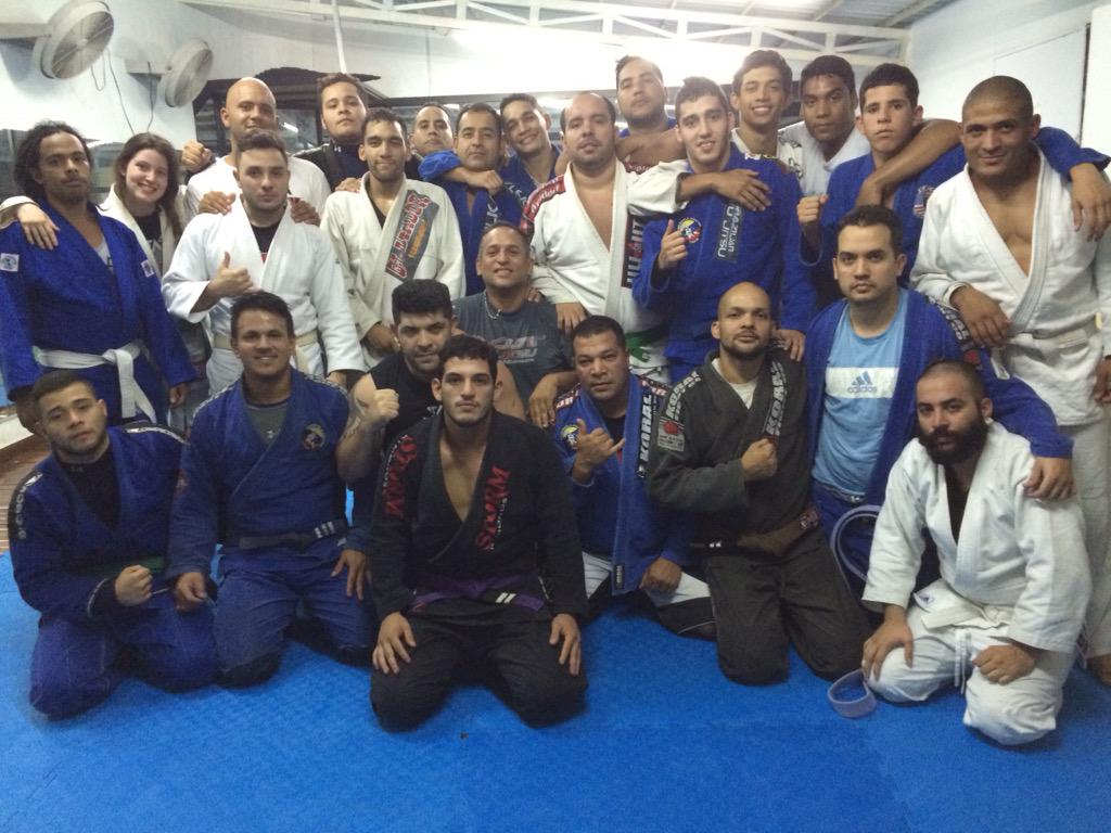 pipojitsu's tweet photo. Clase en el @vjjteam @VicioMMA @TATAMEMAGAZINE @portaldovt @vitoxcalo @lagbjj http://t.co/oZtfK5KBlu