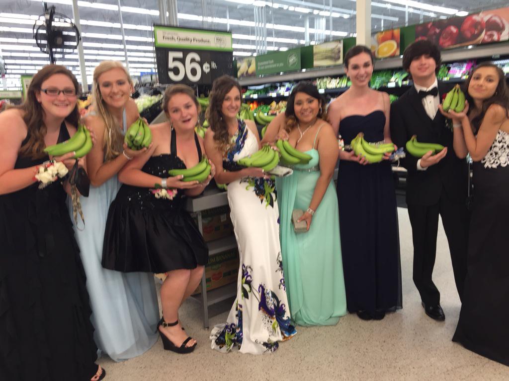 Th3HaNnAhCaRtEr's tweet photo. Cause why not?!? #walmart #preprompics #havinsomefun http://t.co/WjFxxeQgbY