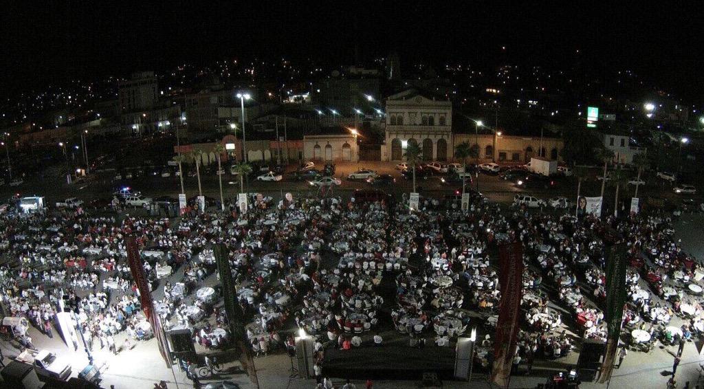 Miles y miles de Guaymenses le entran con todo su apoyo a @claudiapavlovic en el malecón... Chamba mata grilla