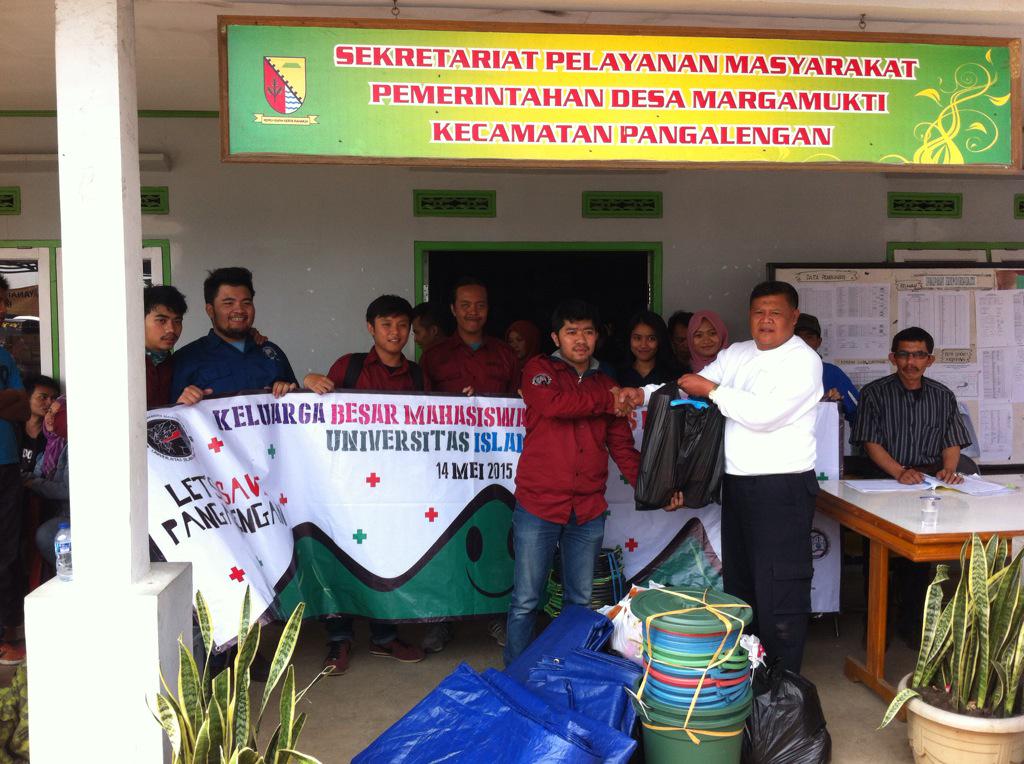 Penyerahan simbolis bantuan oleh Ketua BEM FH ~ #SAVEPANGALENGAN