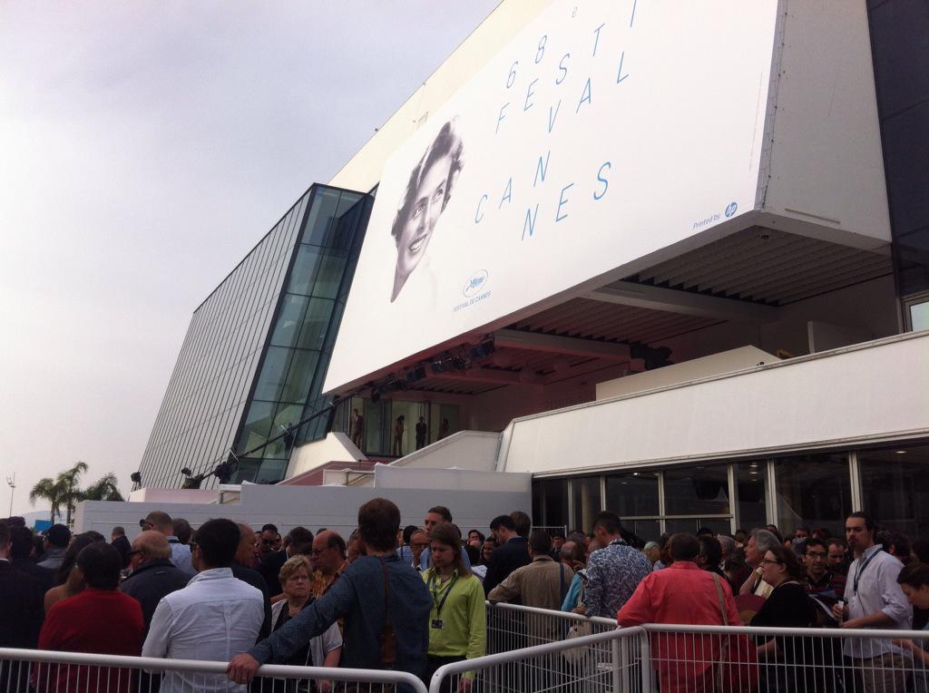 JbViaud's tweet photo. Déjà une queue assez compacte pour #MadMaxFuryRoad #FestivalDeCannes (il est 7h40) http://t.co/HOGiSh2NdS