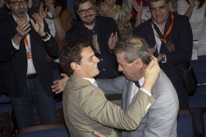 Cs_Castellon's tweet photo. .@Albert_Rivera: "Es el momento para los valientes y estadistas, para proponer y acordar" @CiudadanosCs #TourNaranja http://t.co/hwciepzNFJ