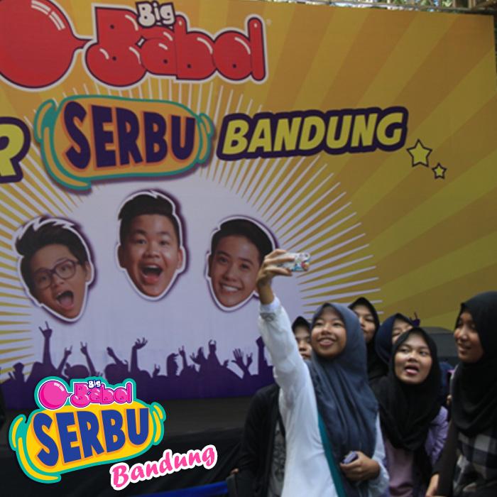 BigBabol_ID's tweet photo. Serunya @Comate_BDG yang selfie bareng pas #BigBabolSerbuBandung! pake I-Phone 5S mau?kirim http://t.co/G9jpvGpN5d http://t.co/udnjCCvVOe