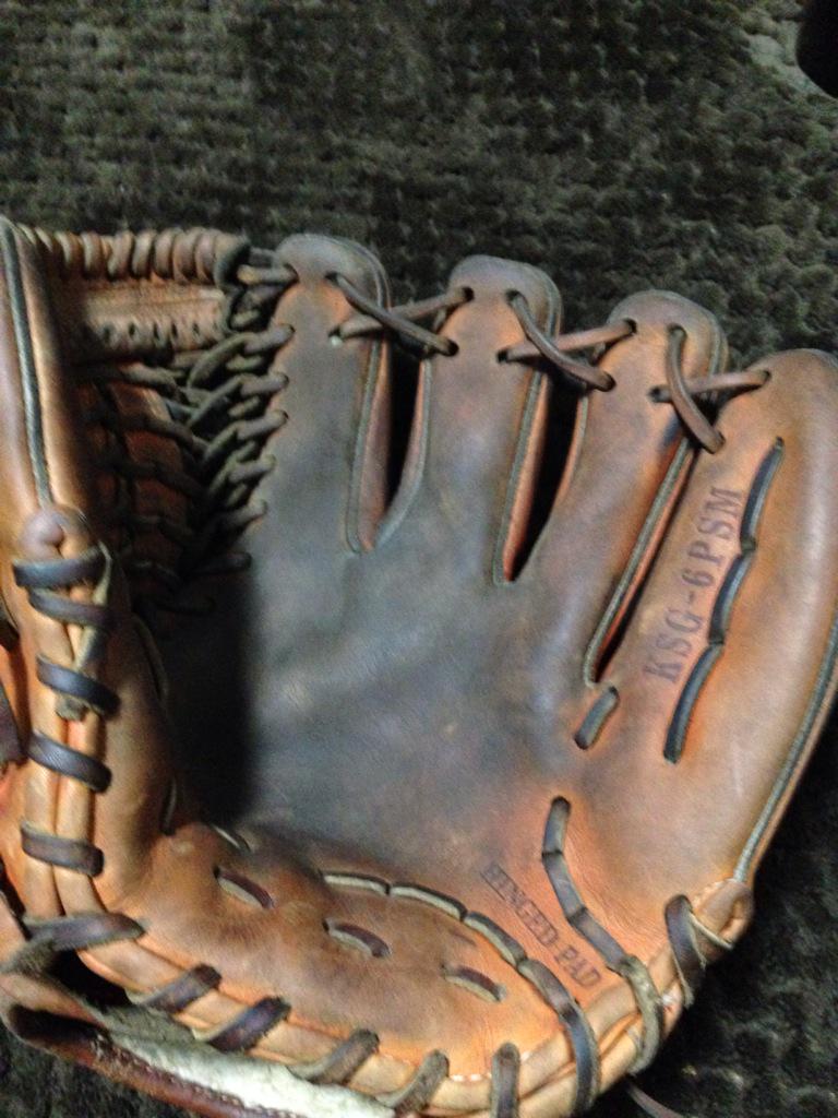 BaseballMarking's tweet photo. @Ek13466777 とても使われていますね。型の付け方がとても素晴らしいですね。ポケットの位置が上手い内野手の証拠ですね。革の質がしっかりしていると思います。今後も頑張ってください！期待してます。 http://t.co/7082pDIgjs