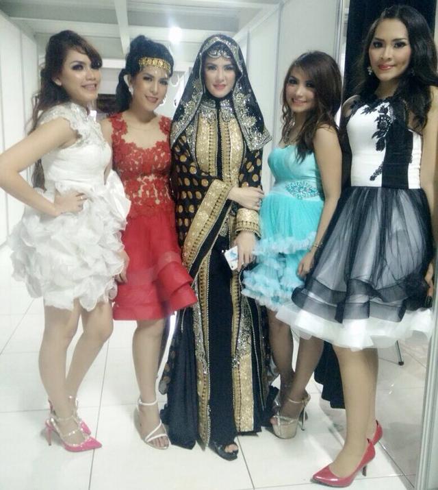 RealBarbiers's tweet photo. @Barbieangie2 w/ @Imeeaay @Dhie_HD http://t.co/u3DL1MpcRJ