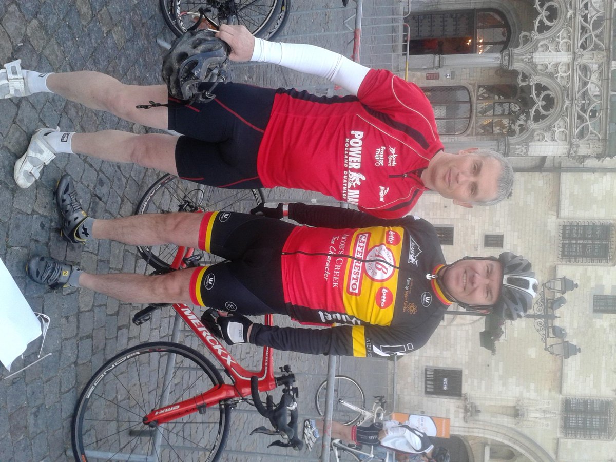 KristienVerheye's tweet photo. #Muntpunt. Roel Leemans en minister Sven Gatz zijn klaar voor de start: Kom op tegen Kanker! http://t.co/ZLttXjndP0