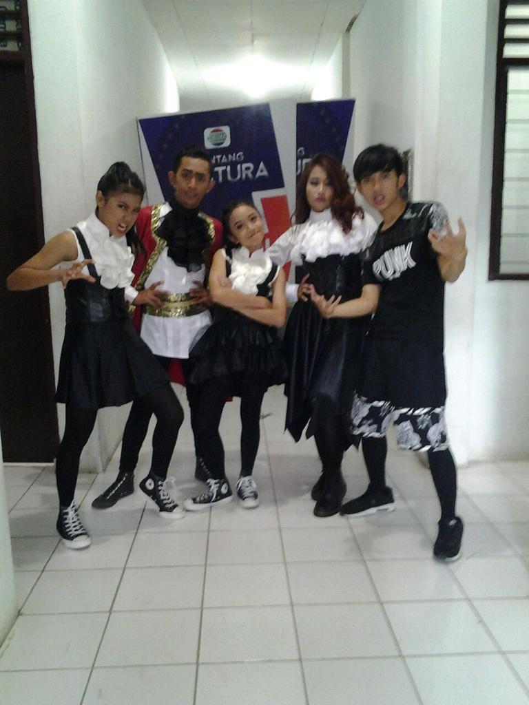 TalentAsia_corp's tweet photo. Cie cie seruuu! Foto bareng itu selalu seru @MiraTalenta @nehasari http://t.co/NmPQHvjOiO
