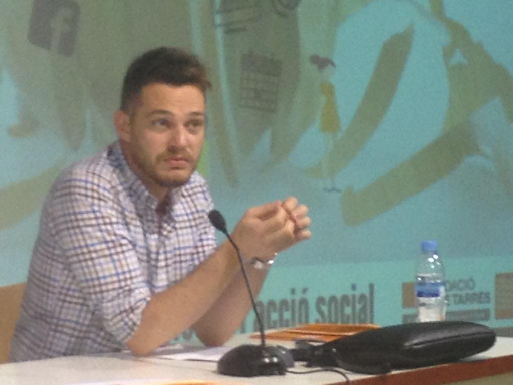 Fundperetarres's tweet photo. .@JornadesComu @FelipeCamposlh a Facultat @Fundperetarres:"Sóc periodista i educador social d'adopció" #ComunicAcció http://t.co/XJEQrUoeGL