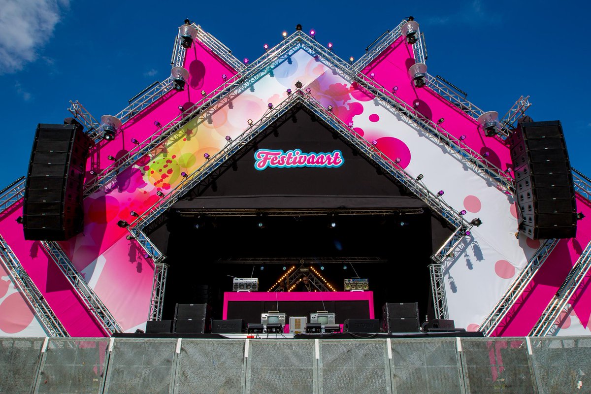 Festivaart's tweet photo. De @AFROBROS brengen de stemming er goed in! Zijn jullie er al? #Festivaart15! http://t.co/UdjbT5cz2G