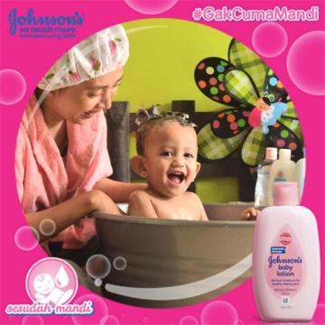 MiaAurel's tweet photo. Senangnya aku dimandiin sm mama dgn sabun dan sampho Jhonson #gakcumamandi #johnsonsbaby, http://t.co/WfOo0GLUgs http://t.co/aGi0ksUmZs