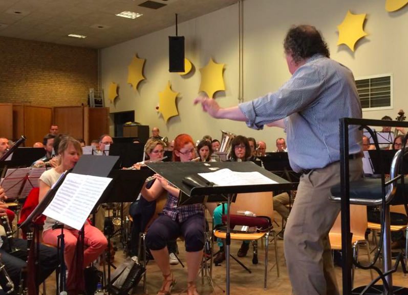 harmoniethorn's tweet photo. Laatste repetitie voor het gezamenlijk concert vanavond. Onder leiding van Ivan Meylemans. @imeyle http://t.co/8AHpOpchfa