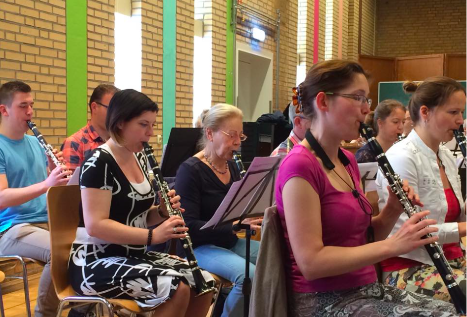 harmoniethorn's tweet photo. Laatste repetitie voor het gezamenlijk concert vanavond. Onder leiding van Ivan Meylemans. @imeyle http://t.co/8AHpOpchfa