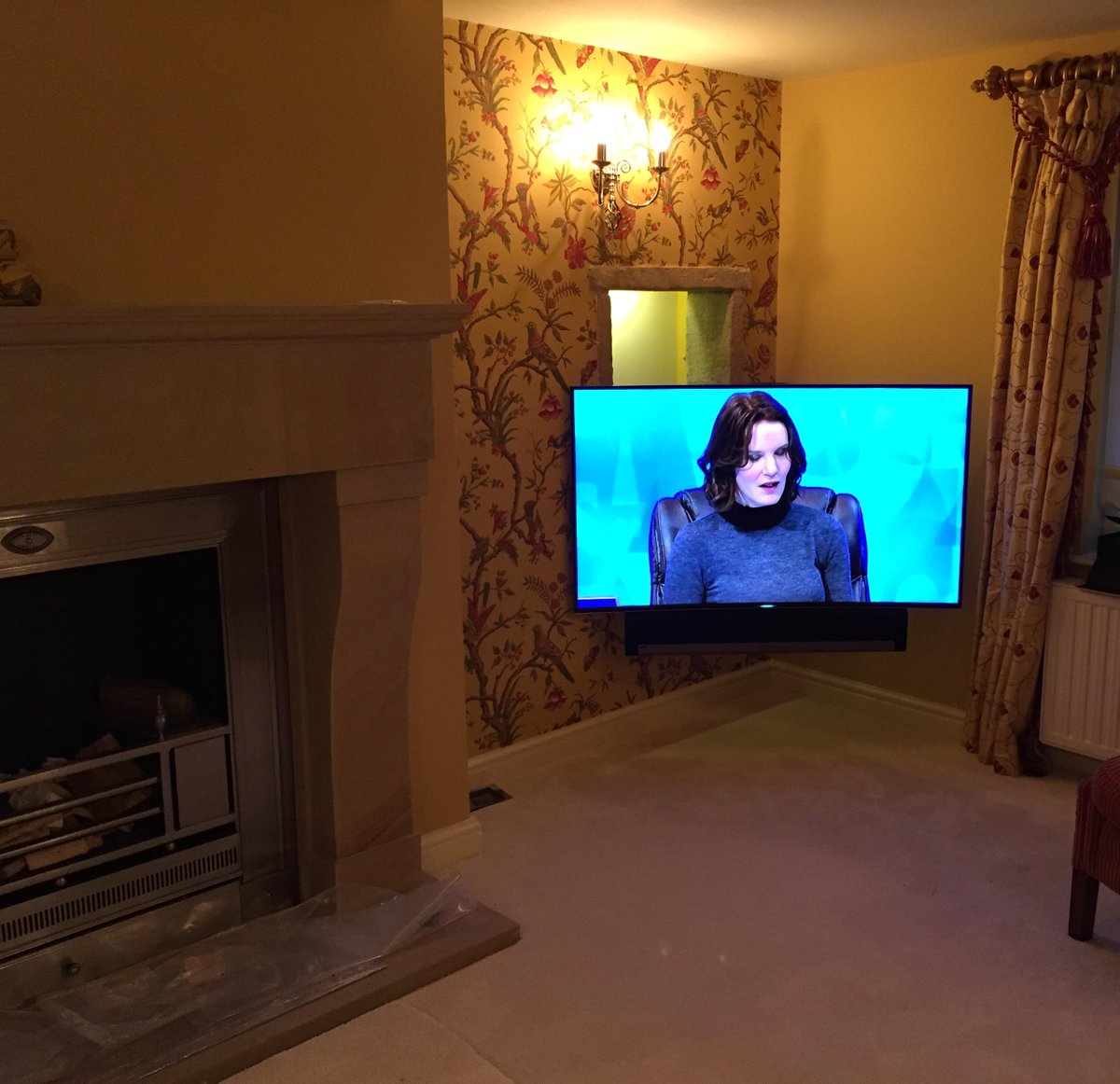 @SamsungUK @UHD4k Curved TV and @sonos playbar connected to @skyhd #cableshidden #liveinstall = #proinstall