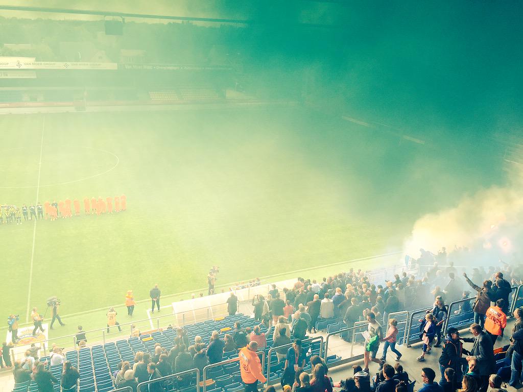 rvangucht's tweet photo. Best heftig zo'n finale bij de vrouwen. Supporters Club Brugge maken er vooraf al een beetje een hel van. #cupsfeer http://t.co/k2sRSCvqrh