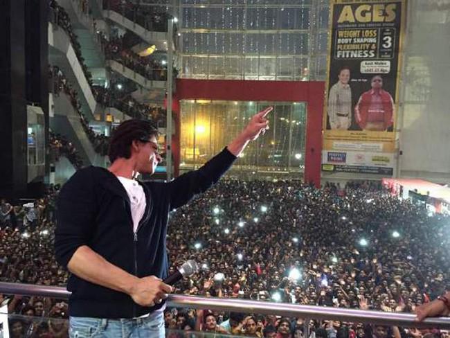 SRKFCI's tweet photo. "will u all give me ur autographs and pose for pictures with me..." Shah Rukh Khan #SRK13Million http://t.co/lypRD1eloG