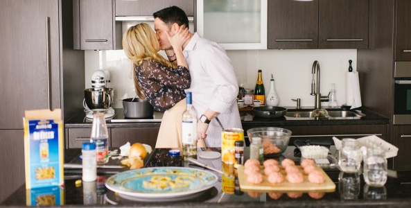 A kitchen e-sesh had so much meaning for this couple: stylemepretty.com/canada-wedding… 
Photo: Tara McMullen