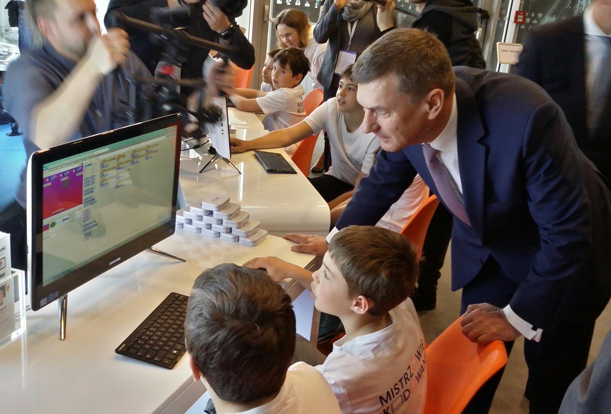 CyfrOFFykONtakt's tweet image. .@Ansip_EU visits our Coding Zone on #DigitalSingleMarket conference! #CodingMasters #Digital4EU #eskills2015