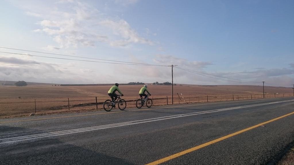 GSkole's tweet photo. Die manne het in die koue wind na Malmesbury gery vir n warm ontvangs by H/S Swartland! @afriforum @afriforumjeug http://t.co/IWtCXy7gkx