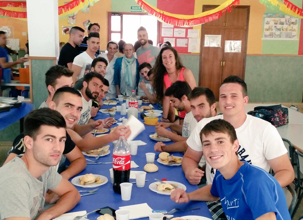 tafaddevesa's tweet photo. Los alumnos de #TAFAD #LaDevesa llenando los depósitos de energía. Se nota que están creciendo!! http://t.co/6gEZSI0Oh5