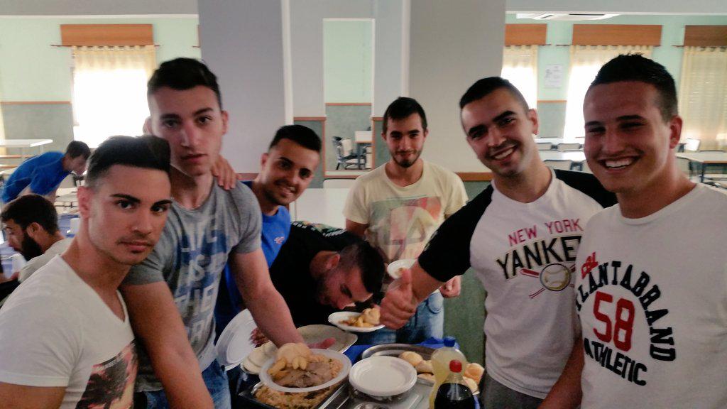 tafaddevesa's tweet photo. Los alumnos de #TAFAD #LaDevesa llenando los depósitos de energía. Se nota que están creciendo!! http://t.co/6gEZSI0Oh5