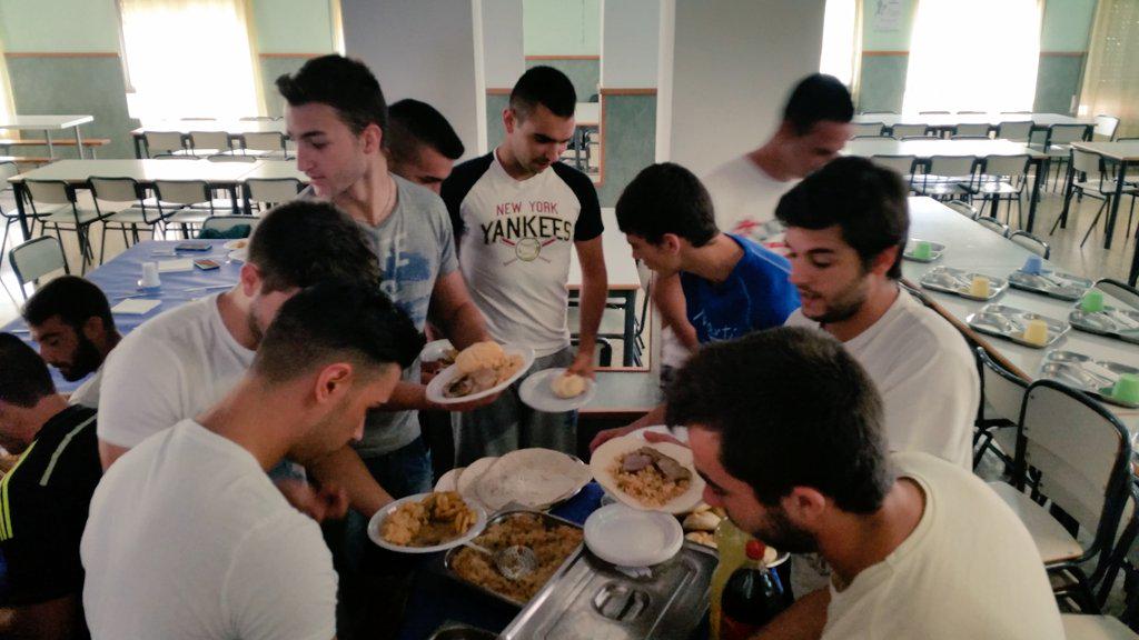 tafaddevesa's tweet photo. Los alumnos de #TAFAD #LaDevesa llenando los depósitos de energía. Se nota que están creciendo!! http://t.co/6gEZSI0Oh5
