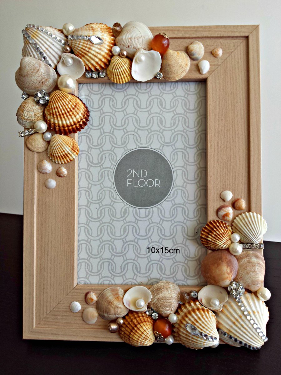 Sweet_Box_Shop's tweet image. Handmade SeaShell Photo Frame etsy.com/listing/233353… #seashells #frame #photo #pictures #gifts #giftsideas #handmade