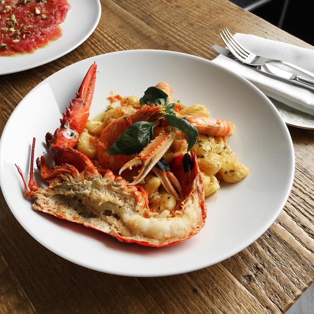 I nostri gnocchi di patate fatti in casa con scampi, pendolini scottati e basilico fresco.
#pesce #firenze