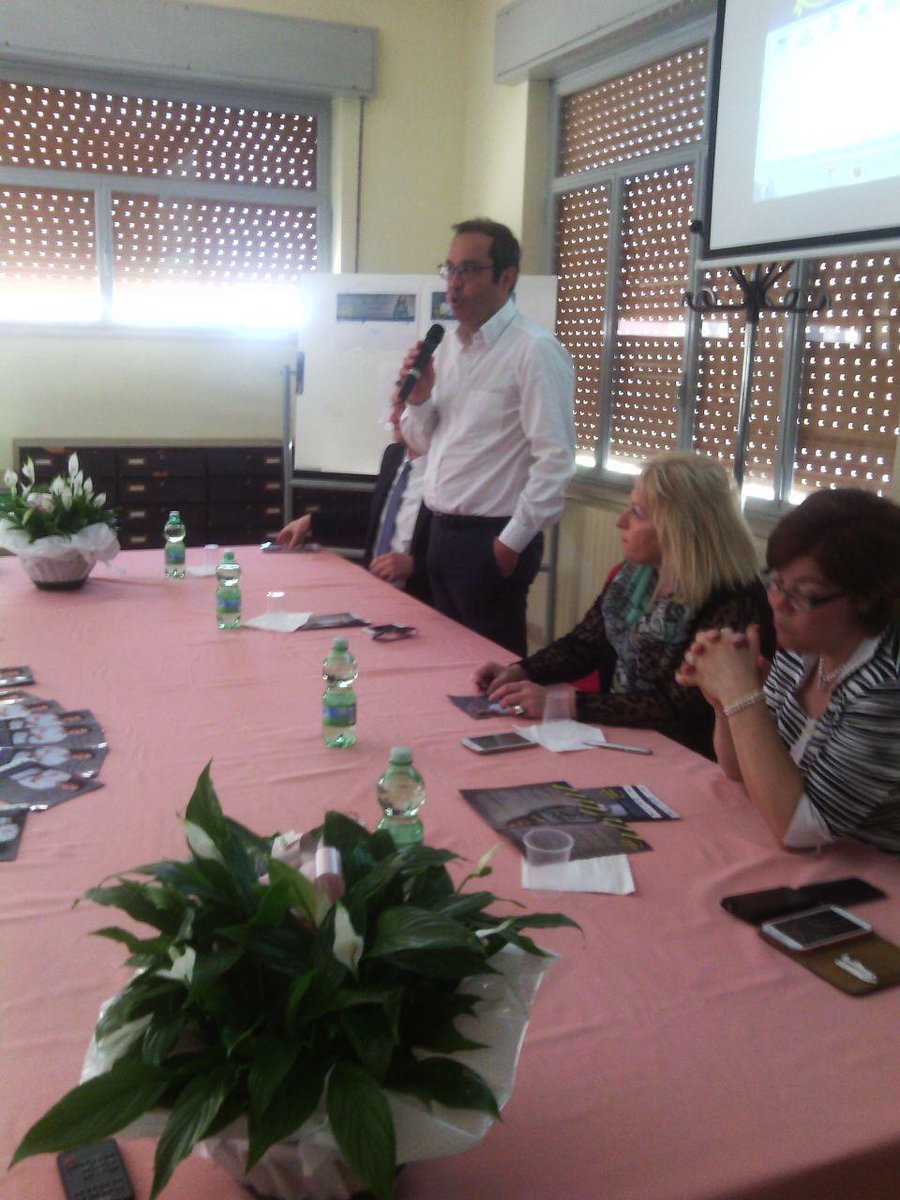 TalentiEuropa's tweet photo. Parla all'incontro il Sindaco di Gela @AngeloFasulo #chotalento #costruaiamounmondomigliore http://t.co/tPzn8jPBNO
