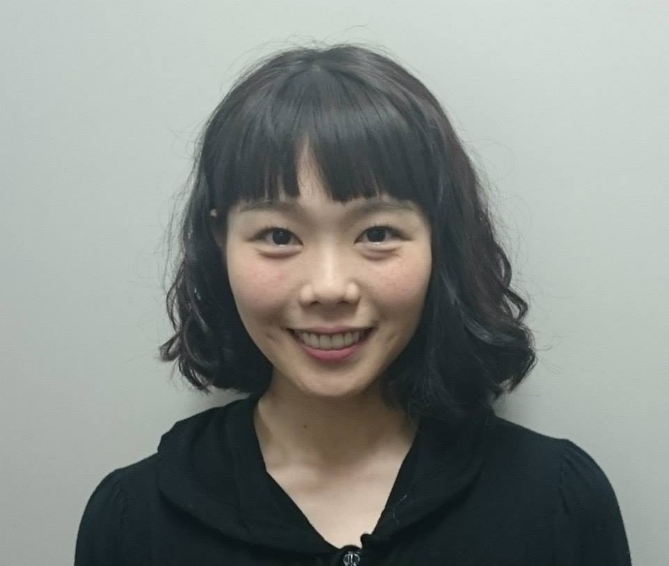 ワタナベエンターテインメント 山崎薫 新国立劇場 小劇場にて出演舞台 海の夫人 上演中 ノルウェーの劇作家イプセンの傑作を主人公のエリーダを麻美れいさん 夫ヴァンゲルを村田雄浩さんが演じます 山崎は夫妻の自由奔放な次女ヒルデを好演してい