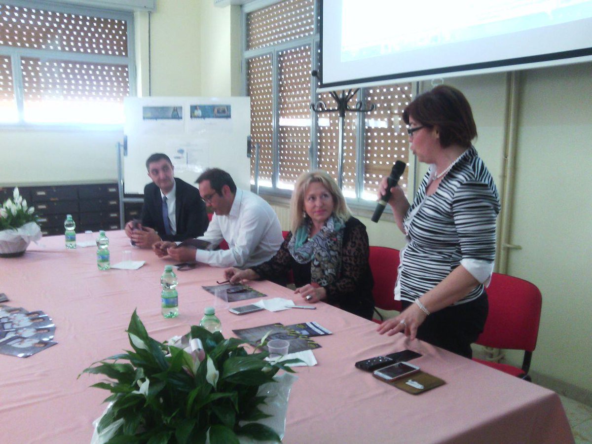 TalentiEuropa's tweet photo. Interviene durante l'incontro @TalentiEuropa Loredana Lauretta #chotalento #costruiamounmondomigliore http://t.co/7Do1KK4N7R