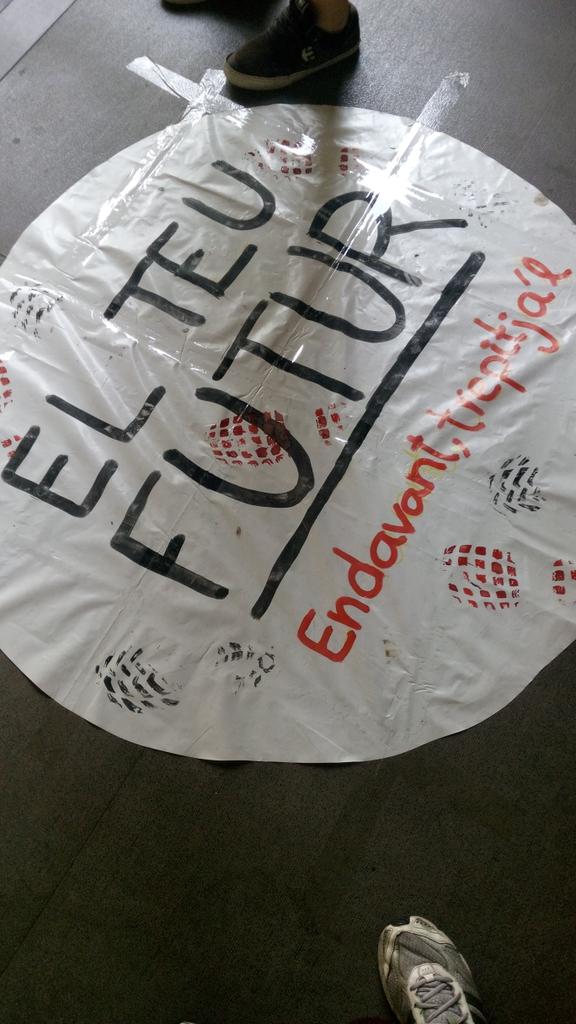 mhhuguet's tweet photo. .@AssFilologiaUB ha muntat una bona rebuda pelxs que avui vinguin a classe. L'educació no es pot vendre.  #vaga14M http://t.co/XO5Mf0rDUW
