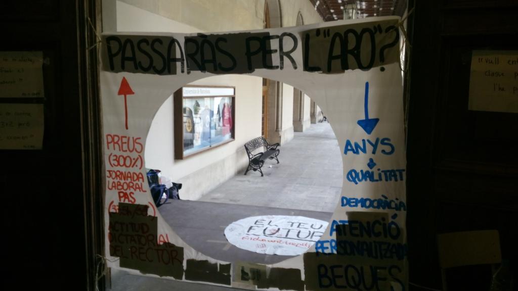 .<a href="/AssFilologiaUB/">Assemblea Filologia</a> ha muntat una bona rebuda pelxs que avui vinguin a classe. L'educació no es pot vendre.  #vaga14M