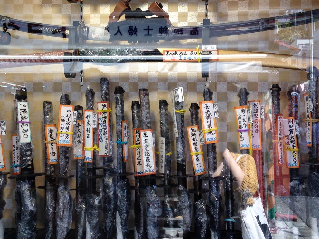 torafuka's tweet photo. 浅草寺のお店のショーウィンドウがやばかった…黒田家 名宝 圧切長谷部 11万4千円…ゴクリ http://t.co/PanYSGghsj