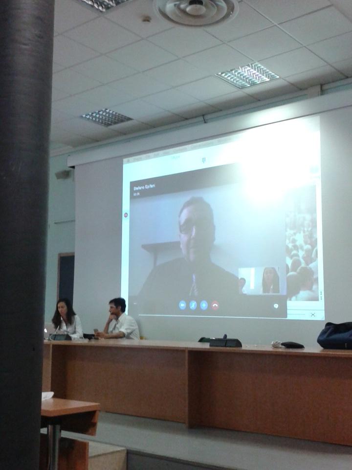 TulaconosciRoma's tweet photo. Oggi @facebook in aula con il prof @stefanoepifani collegato via #Skype e la classe di #smm15 pronta a tweetare YOBRO http://t.co/97BHPoDHYE