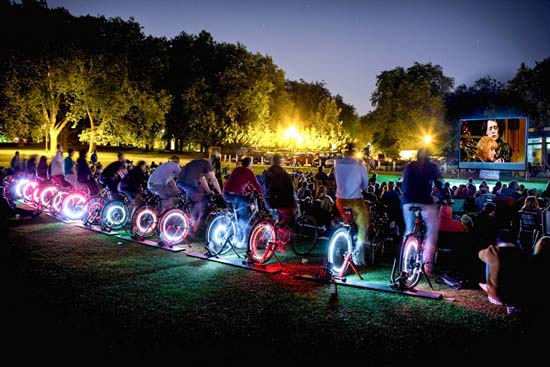Courantpositif's tweet photo. Efecto Pedal, le #cinéma en plein air qui tourne grâce à l’#énergie des cyclistes http://t.co/ODqKhMNl93 #vélo @Zehub http://t.co/TJjGuzHouM