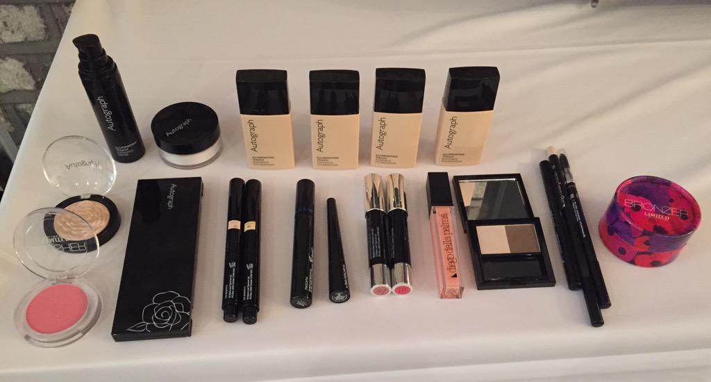 Showcasing quick and easy make up tips for Moms at <a href="/marksandspencer/">M&S</a> Back To School Blogger Event <a href="/alicanavan/">Alison Canavan</a>