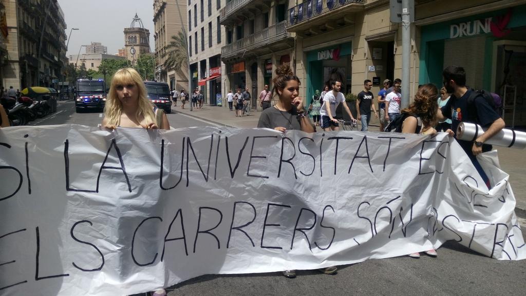 "Si la universitat és seva, els carrers són nostres" Just darrere, 10 furgones dels mossos. Quina societat protegim?