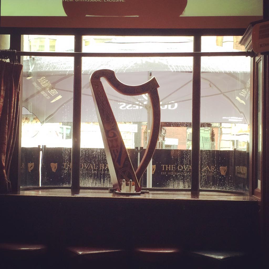 aidan_mack's tweet photo. Refuge from the rain #pintofplain #ovalbar @ChawkePubGroup1 http://t.co/Lyk59djKKZ