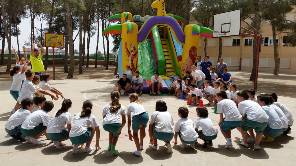 tafaddevesa's tweet photo. Comedor y #TAFAD #LaDevesa organizan actividades con castillos hinchables y bailes http://t.co/ZjJtB1hFIB