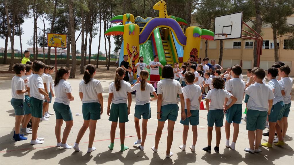 tafaddevesa's tweet photo. Comedor y #TAFAD #LaDevesa organizan actividades con castillos hinchables y bailes http://t.co/ZjJtB1hFIB