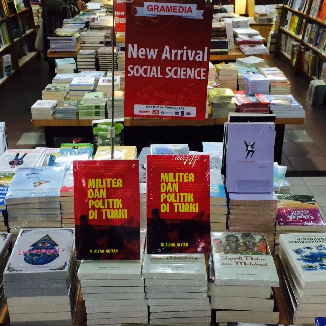alfanalfian's tweet photo. @alfanalfian: Buku sy: militer dan politik di Turki, di Gramedia Mal Ambassador http://t.co/zz3K3Spjbs