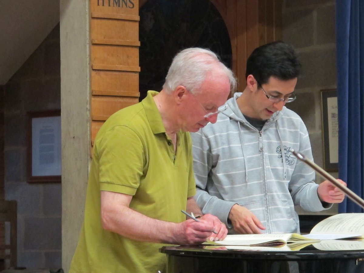 SinfCam's tweet image. @PosterTom &amp;amp; @whowardwilliams rehearsing #Mozart + @SinfCam @WestRoadCH, listening to the silence between the notes.