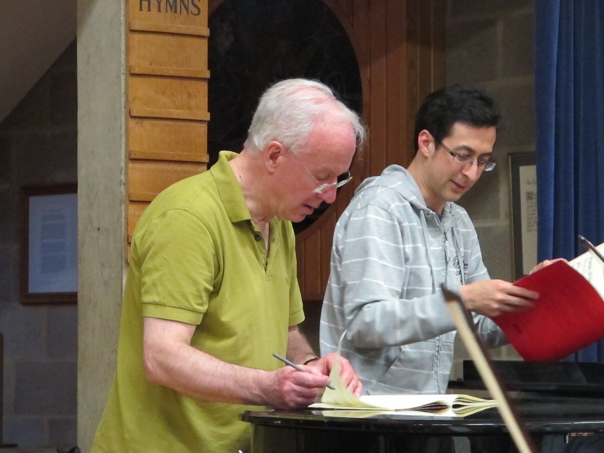 SinfCam's tweet image. @PosterTom &amp;amp; @whowardwilliams rehearsing #Mozart + @SinfCam @WestRoadCH, listening to the silence between the notes.