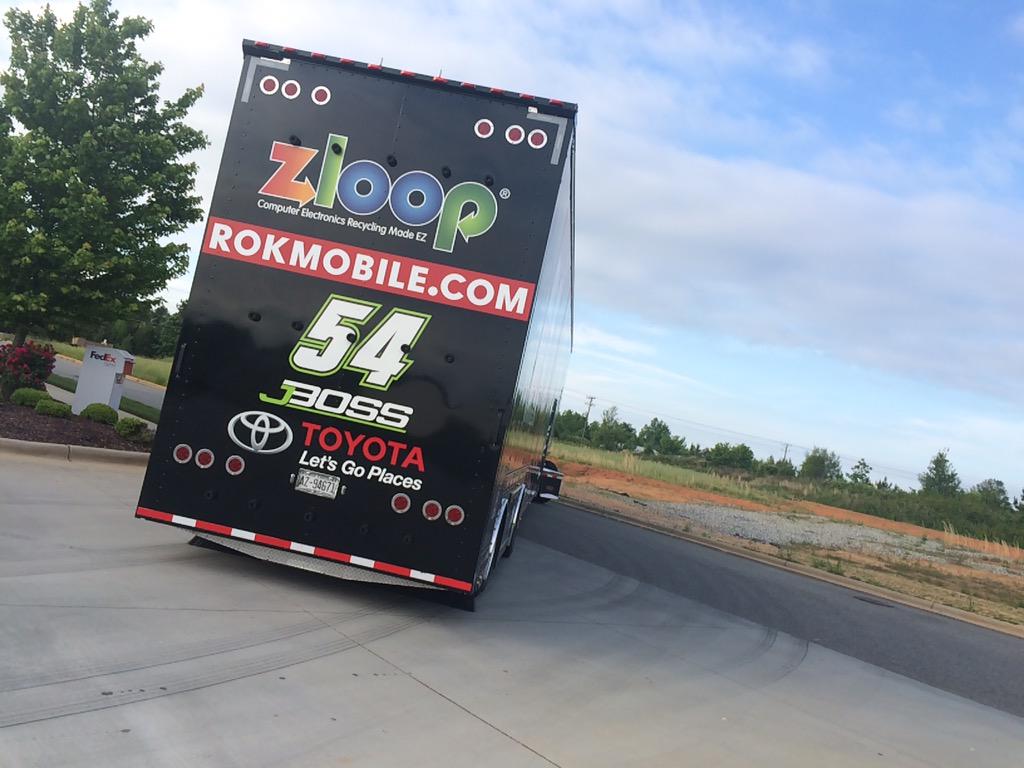 kel_kel15's tweet photo. Got to work just as @jbossracing hauler was pulling out. Looks good 👍 #RokMobile #Zloop http://t.co/vn1eJLWj91