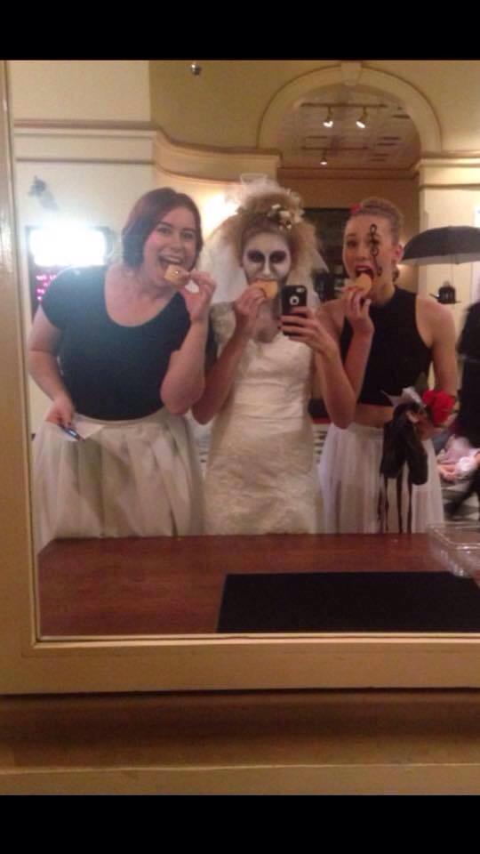 _melissaclaire_'s tweet photo. What really happens behind the scenes of a photoshoot! #model #modellife #modeldiet #diet #doughnuts #donut http://t.co/wtQmkiPULf